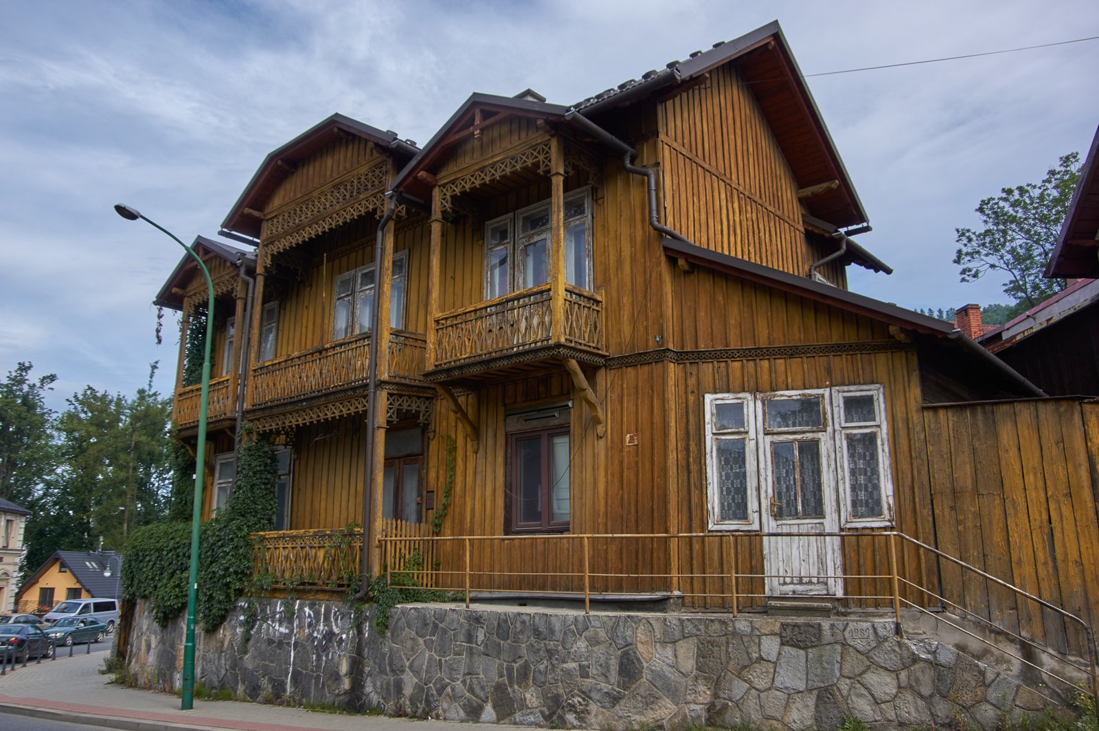 drewniana-willa-balkony-szczawnica