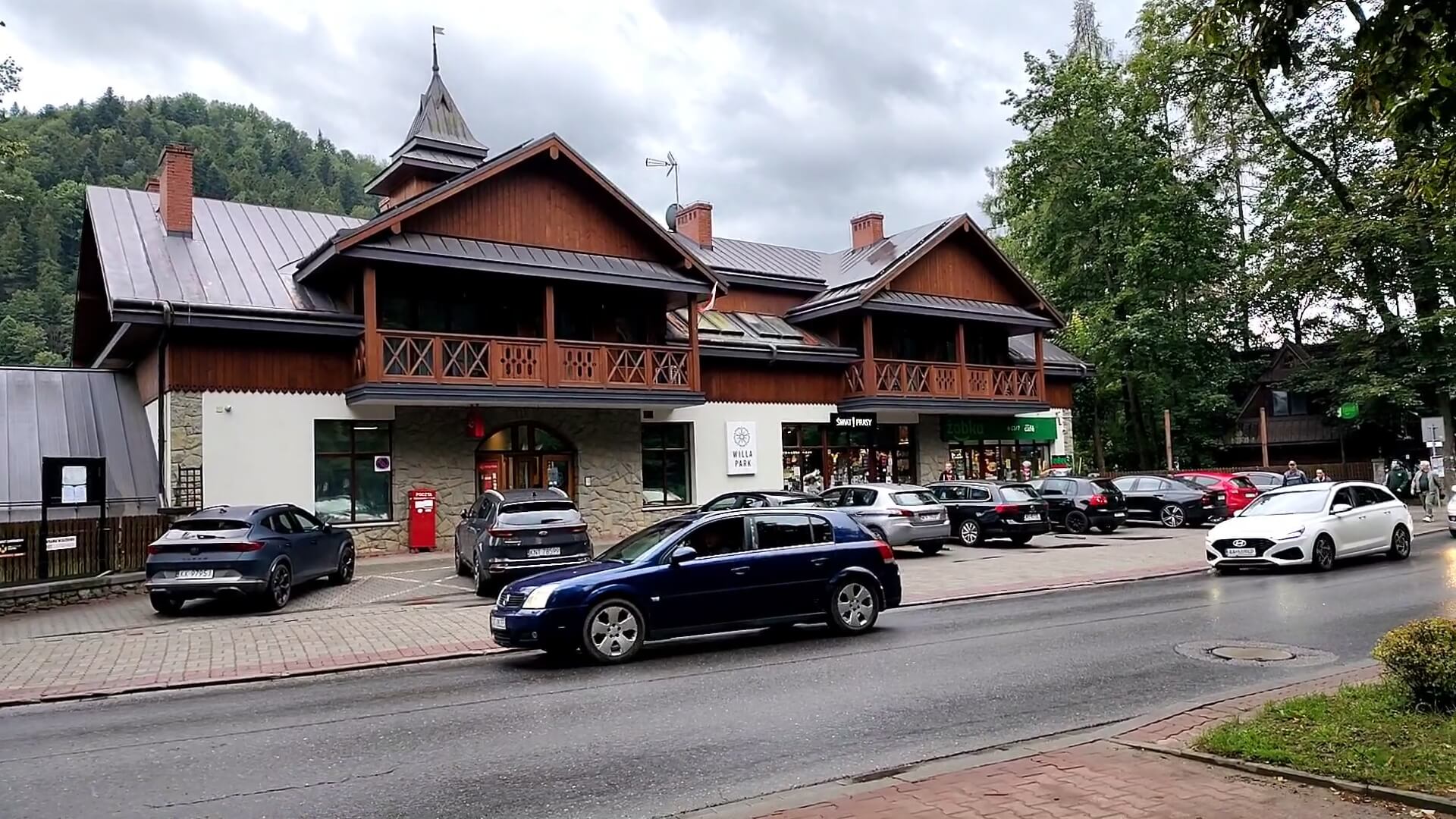 Zaparkowane samochody przy ulicy Głównej w centrum Szczawnicy