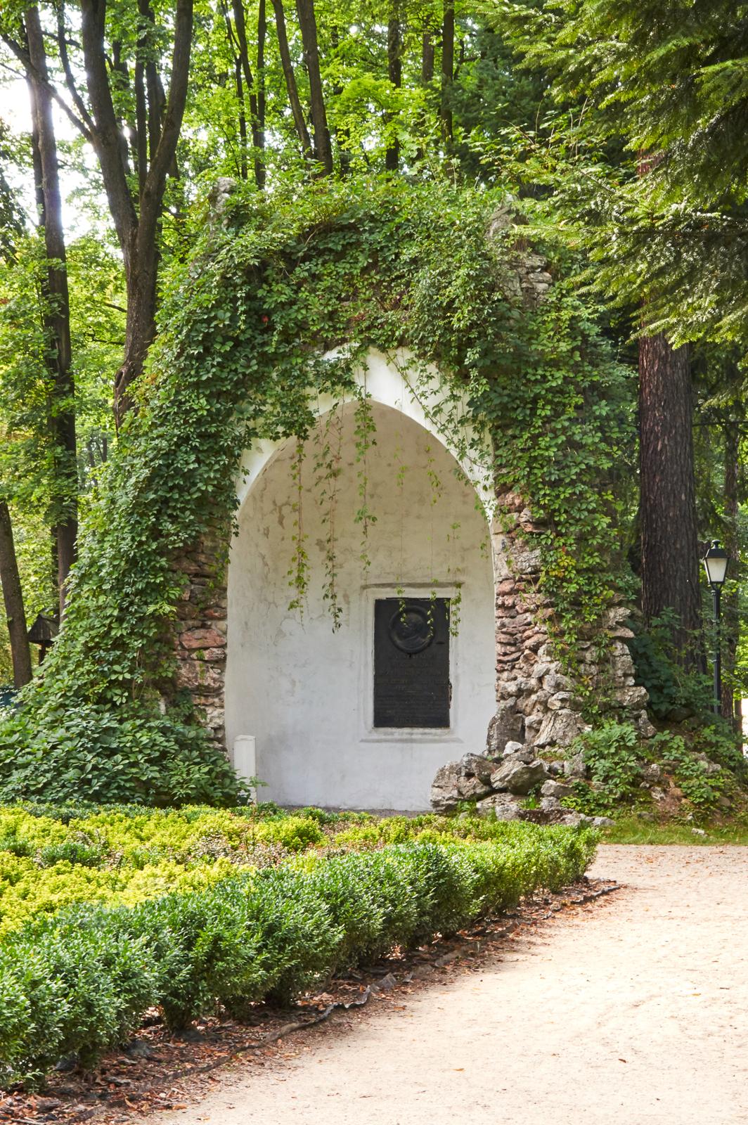 pomnik-arkada-park-dolny-szczawnica