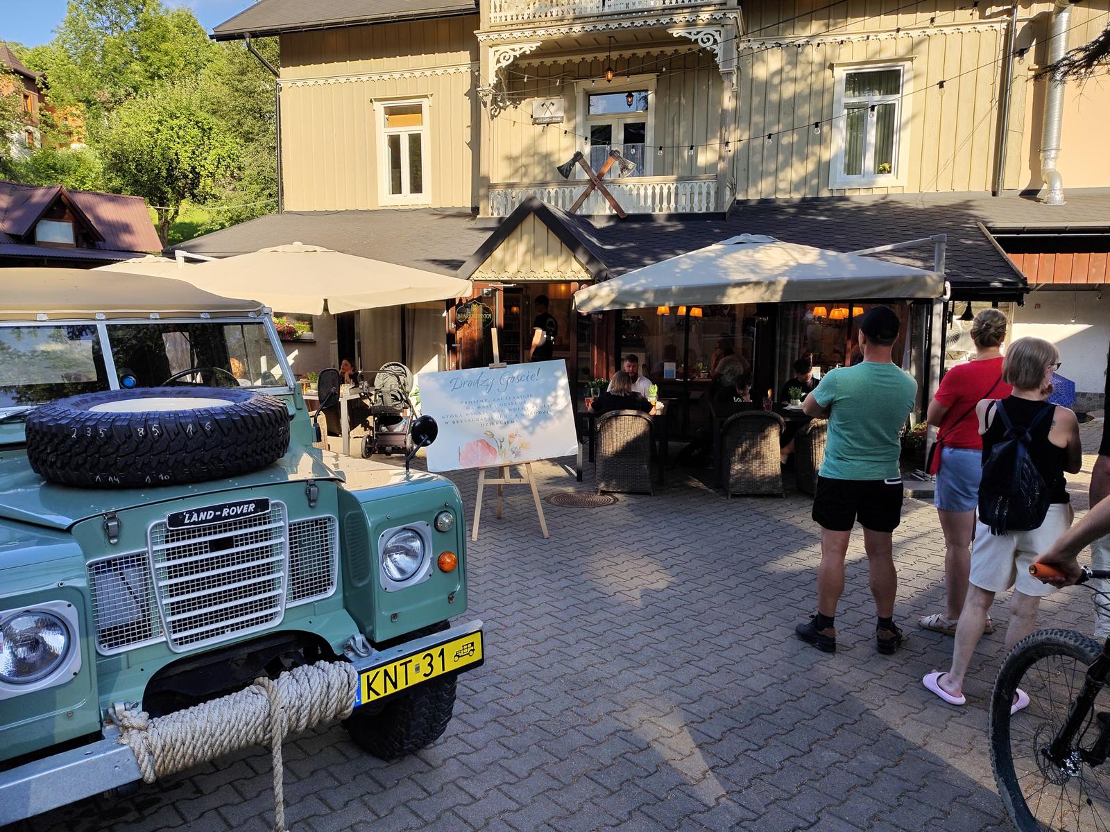 Zabytkowy Land Rover przed restauracją Pod Siekierami w Szczawnicy
