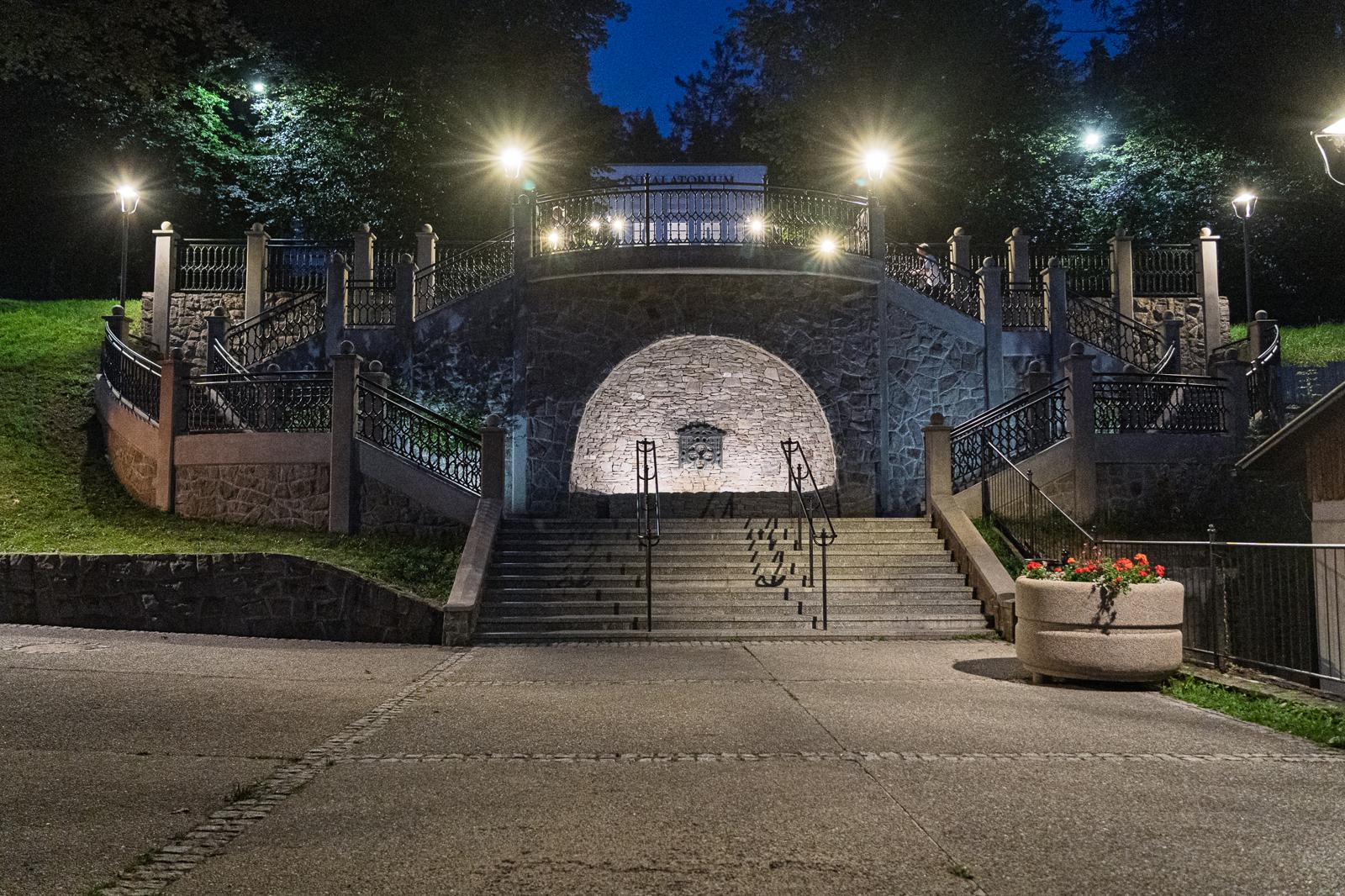 schody-inhalatorium-szczawnica-wieczorem