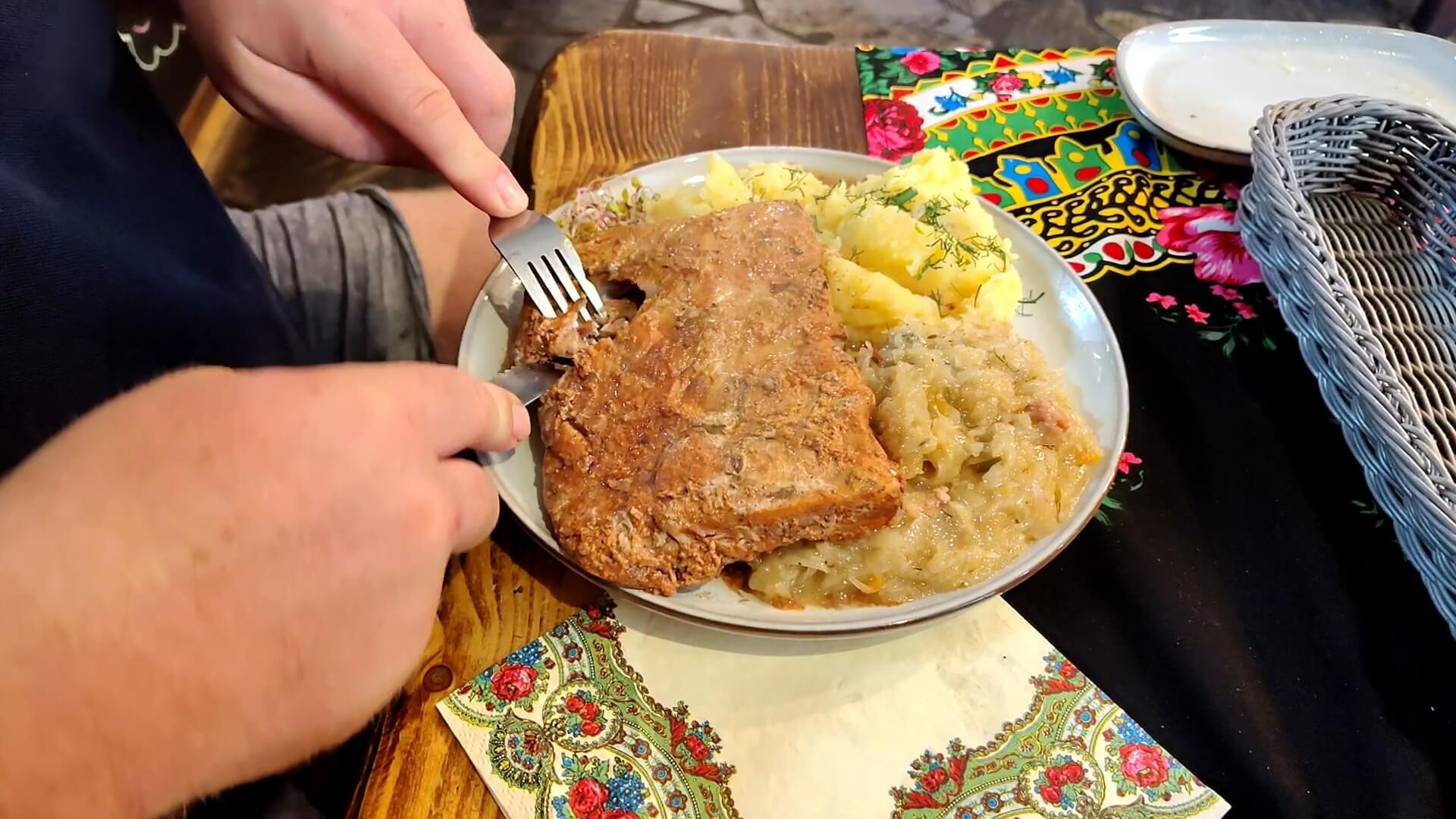 Żebro Janosika z ziemniakami i kapustą w restauracji Przystań Flisak w Szczawnicy