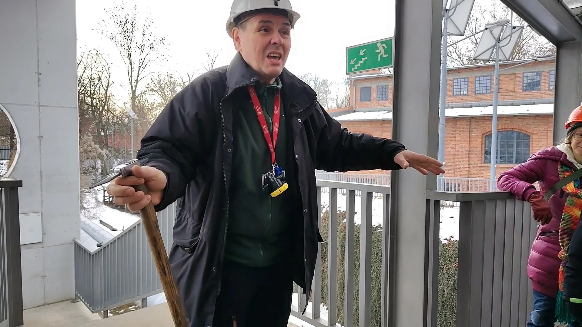 Przewodnik w kasku z kilofem oprowadza grupę zwiedzających po Sztolni Królowa Luiza w Zabrzu zimą
