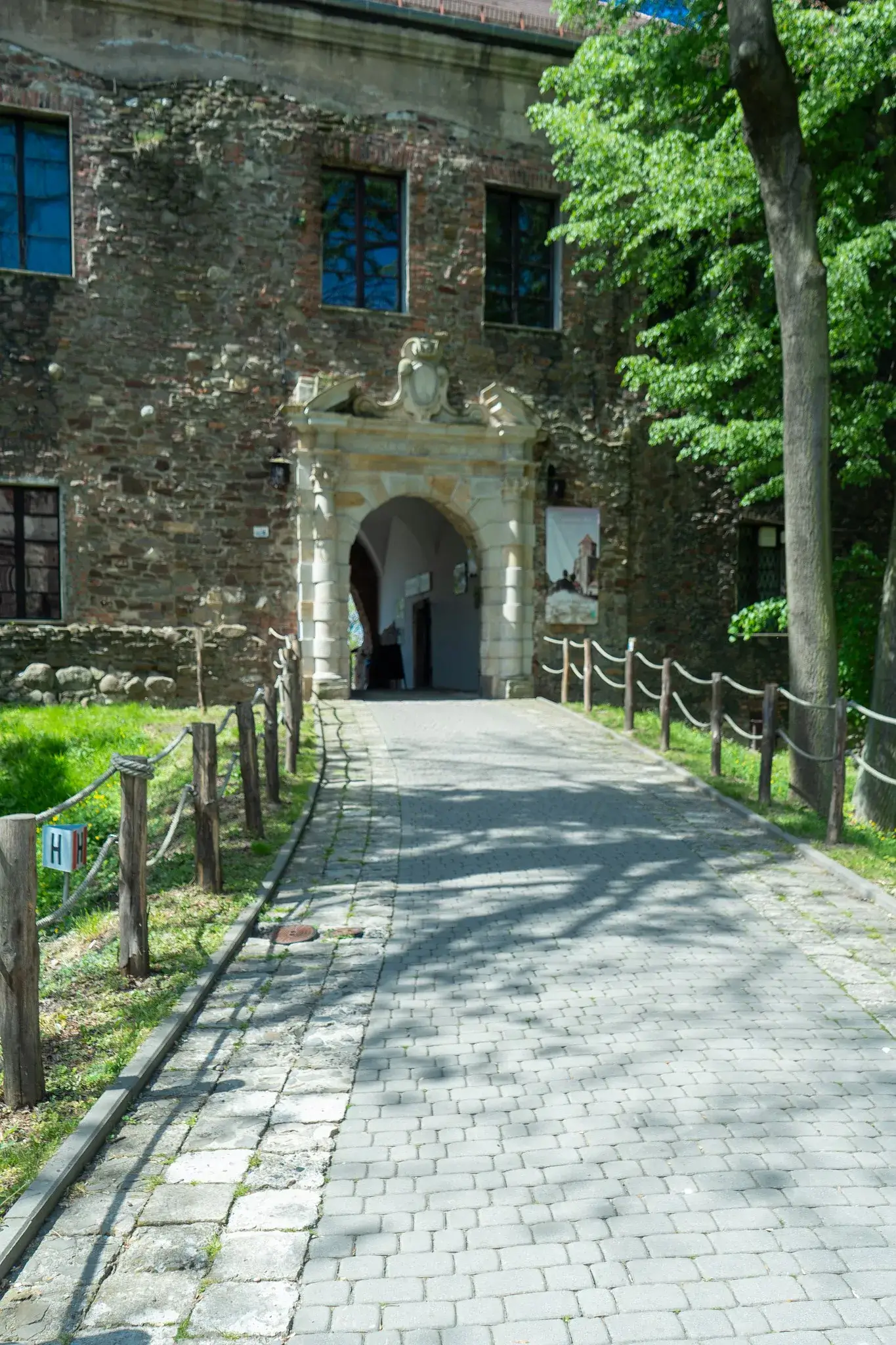 Zamek w Toszku - Brama główna