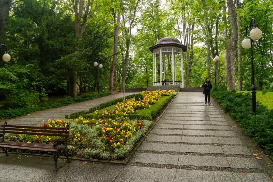 park zdrojowy polanica zdroj altana spacer