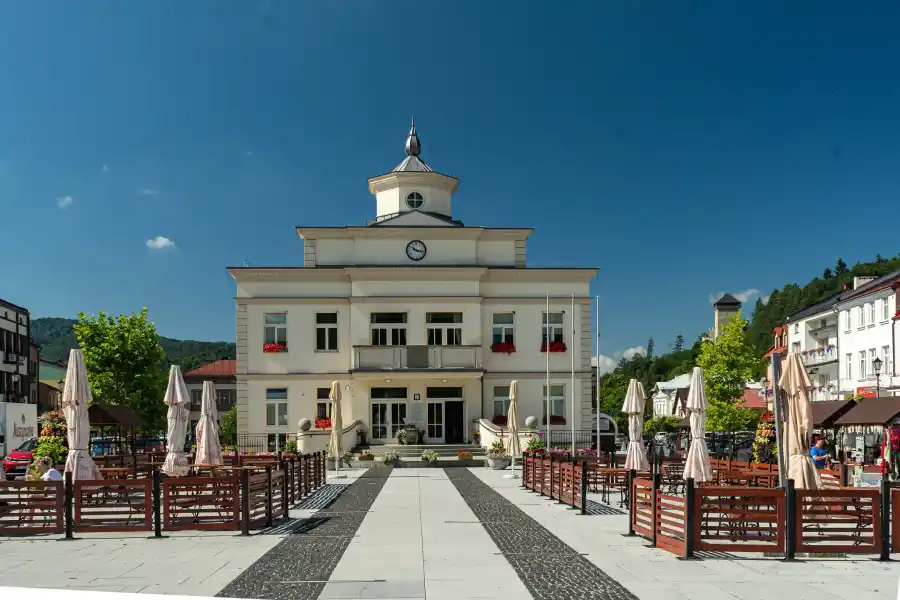Muszyna rynek ratusz widok osiowy placu