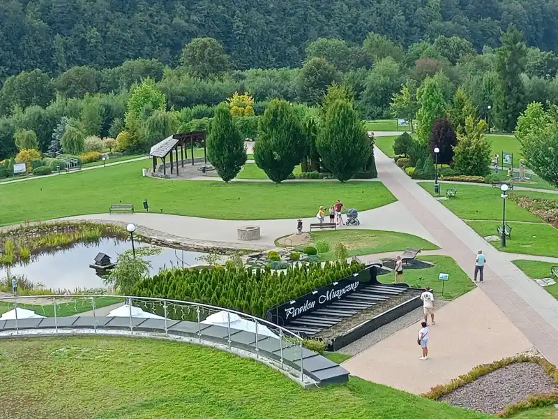 Ogrody zmyslow Muszyna Park Zdrojowy alejki
