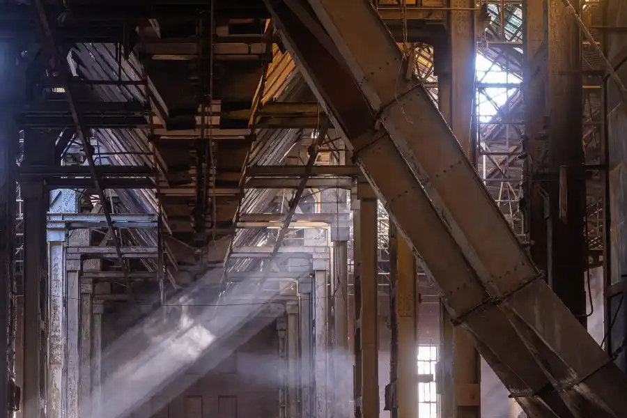 Stalowa konstrukcja i  wiat o w industrialnej hali EC Szombierki